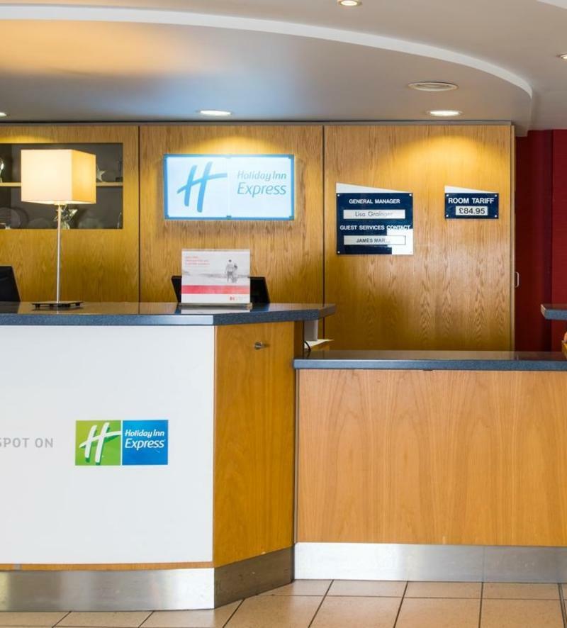 Holiday Inn Express Swansea East By Ihg Exterior foto
